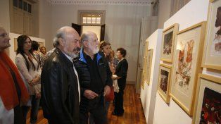 Mario Delhez y el maestro Antonio Sarelli admiran las ilustraciones de Carlos Alonso.