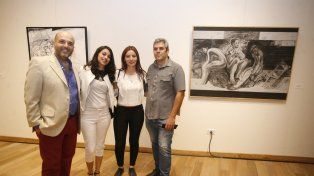 Daniel Rueda, Carla Martínez, Isis Ancillai y Marcos Payueta, posan junto a obras de Premios Vendimia. Retrospectiva 1977-2013.
