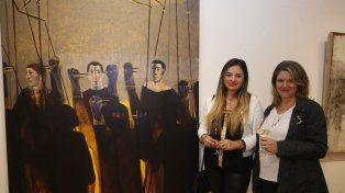 &nbsp;Alejandra Alcaino y Cecilia Brudezen junto a una obra de Chiavazza.
