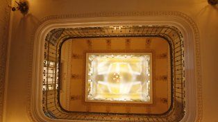Los vitraux de los techos y sus ventanas embellecen la antigua casona.