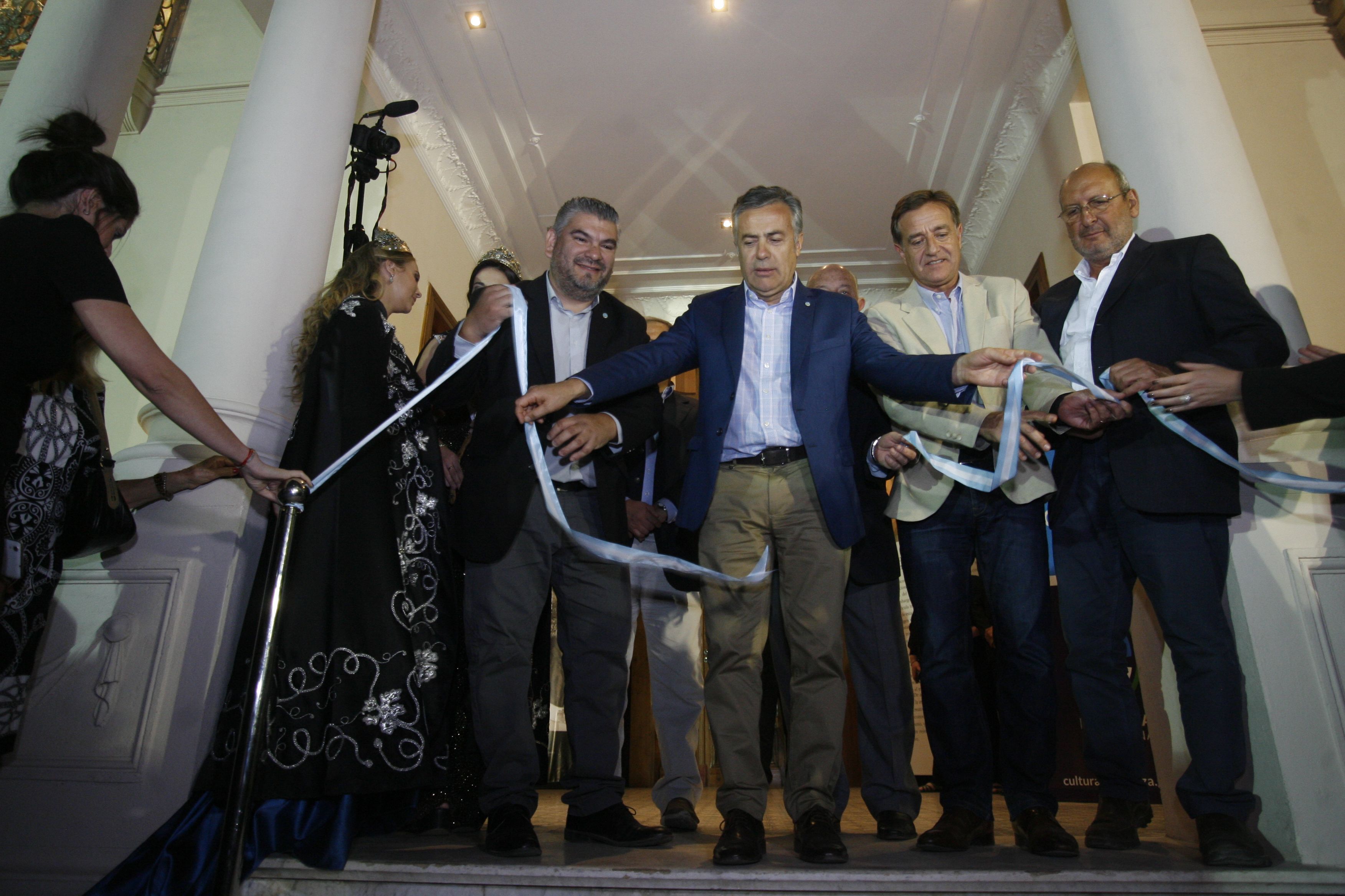 Corte de cintas. Diego Gareca,&nbsp; el gobernador Alfredo Cornejo, los intendentes Rodolfo Suárez y Marcelino Iglesias.