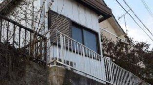 El japonés mantenía encarcelado a su hijo en una jaula de madera de un metro de alto por 1,8 m de ancho en una cabaña prefabricada adyacente a la casa familiar. AFP