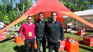 En la carpa de Stihl. Mauricio Daneri (Omega), Leandro Zamarian y Diego Asensio (Stihl).