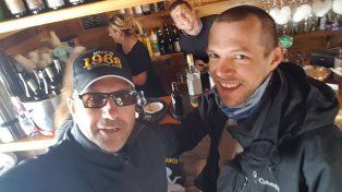 Pavel (derecha), con los empleados del restaurante, el día después de los hechos.