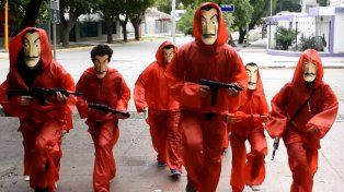 Buen ejemplo. Los chicos de la Escuela Francisco Humberto Tolosa, de Rivadavia, grabaron un video imitando a la famosa serie española La casa de papel.
