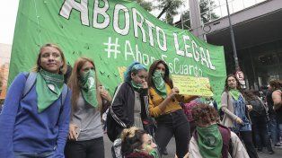 Manifestantes a favor de la despenalización del aborto se manifestaron cerca del Congreso, en Buenos Aires. Foto: NA