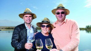 Rafael Calderón (CEO de bodegas Bianchi), la reconocida periodista Elisabeth Checa y el winemaker Silvio Alberto brindan por la nueva bodega en el Valle de Uco.