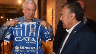 Obsequio. Vargas Llosa con la camiseta de Godoy Cruz que le regaló el gobernador de Mendoza Alfredo Cornejo, además de un cuadro de Zully Bazán y un vino de Ale Vigil.