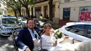 Los recién casados tuvieron que ser escoltados por la Policía.