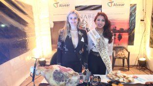 Desde Alvear. Fabiana González (secretaria de Turismo del departamento sureño) y la reina de la Ganaderia 2017 Anabel González.