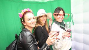 Muy divertidas en la cabina de fotos. Lucía Reale, Daniela Agrain y Celia Pearce.
