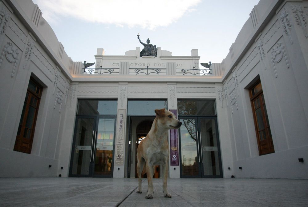 Impecable. Así de reluciente se ve actualmente el imponente edificio en Godoy Cruz. Foto: Fernando Martínez / Diario UNO.&nbsp;