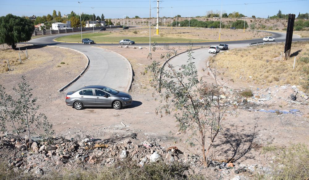 Camino trunco. La nueva traza, desde la rotonda de Palmares, se vinculará con la calle Perón Norte. Foto: Horacio Altamirano / Diario UNO.&nbsp;