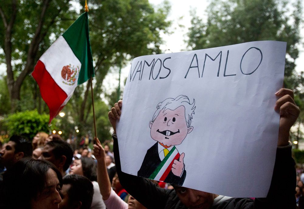Hinchas de políticos hay en todos lados y también en México, acá los de AMLO, Andres Manuel Lopez Obrador. Foto: AP.