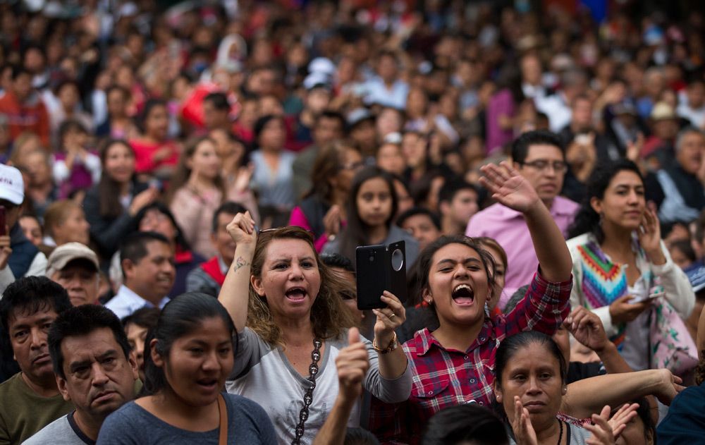 Una multitud se reunió en las afueras de los estudios. Foto: AP.
