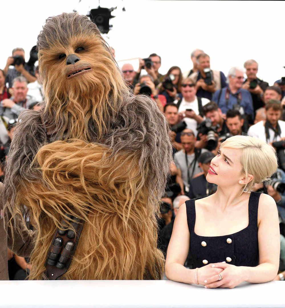 Extraña pareja. Chewbacca y Emilia Clarke en la presentación del filme en Cannes.&nbsp;