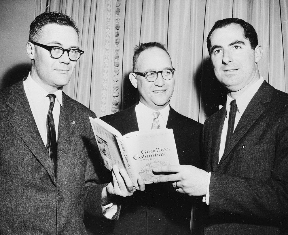 1960. Los tres ganadores del Premio Nacional de Literatura: Robert Lowell, Richard Ellmann y Philip Roth.