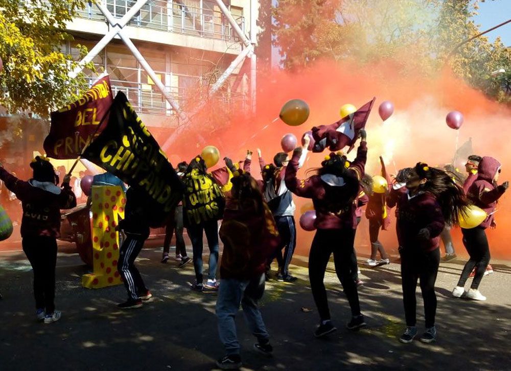 Fiesta. Los chicos de 5º año con sus nuevos buzos saltan a rabiar frente al Normal.