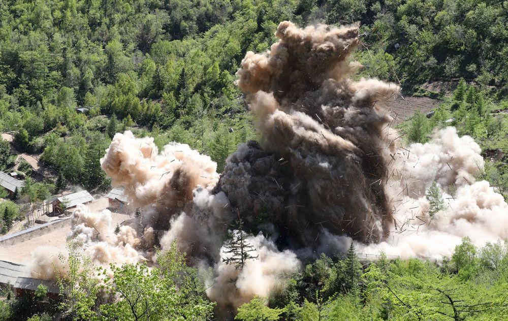 Las explosiones en el lugar de ensayos nucleares, situado en las montañas del noreste del país, afectaron principalmente tres túneles subterráneos y varias torres de observación. Foto: AP.