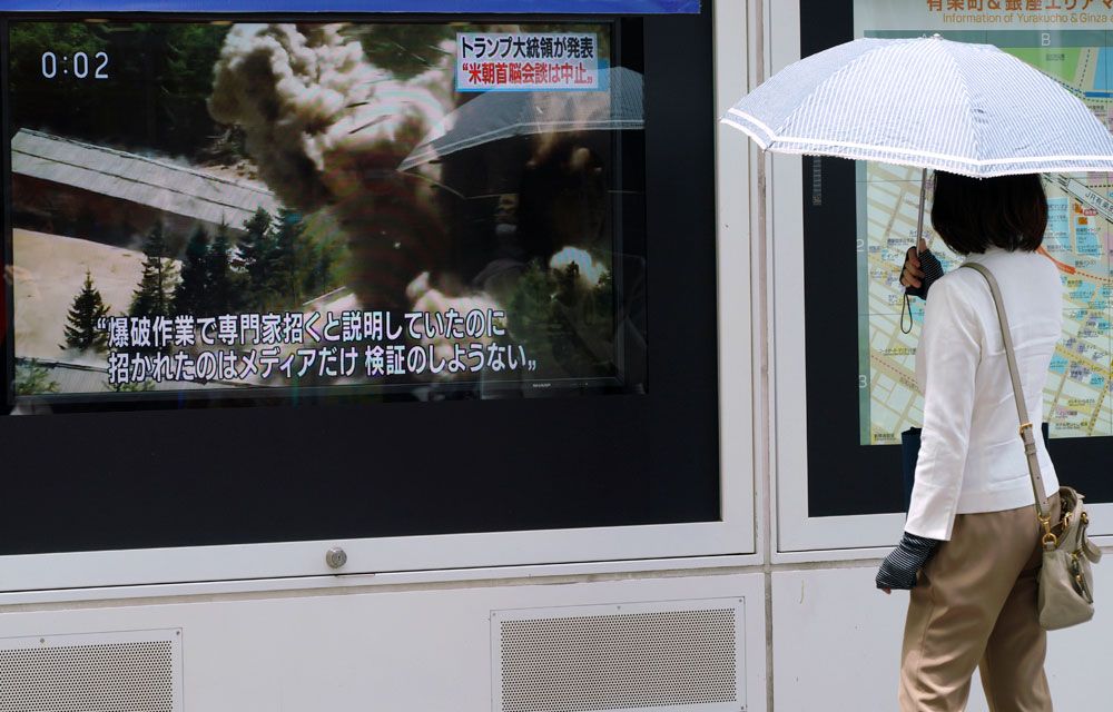 En Japón mostraron en pantallas las explosiones de demolición de los sitios de ensayos nucleares de Corea del Norte. Foto: AP.