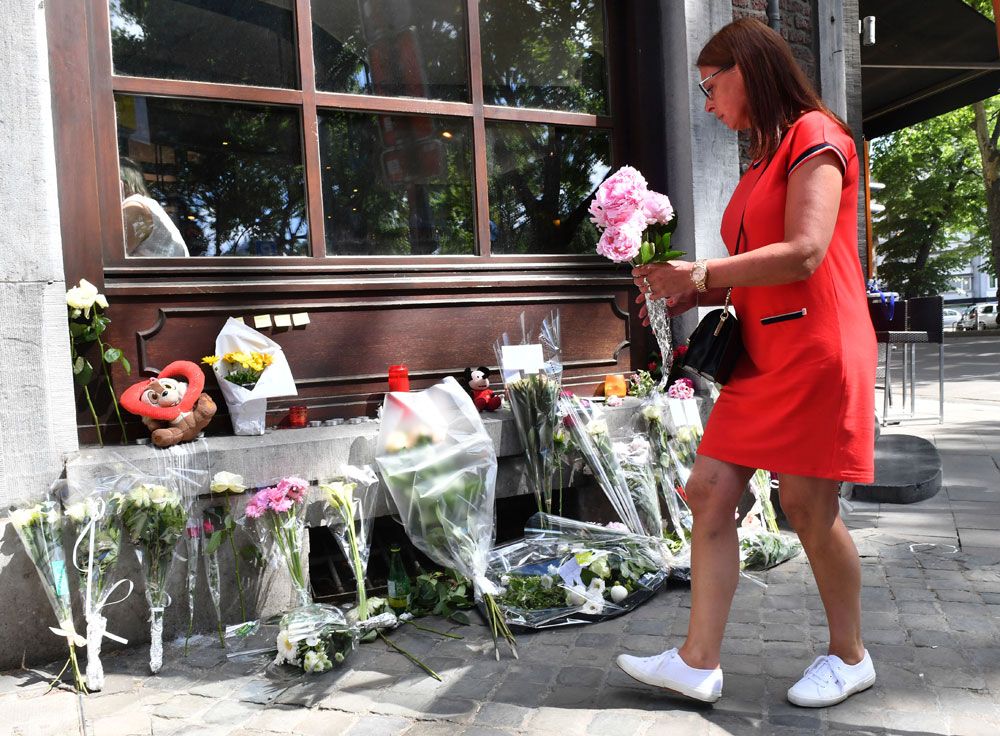 Se montó un santuario donde murió uno de los policías. Foto: AP.