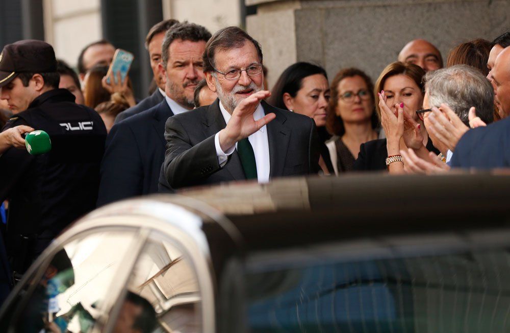 Chau chau adiós... Mariano Rajo se despidió de la presidencia del gobierno español. Foto: AP.
