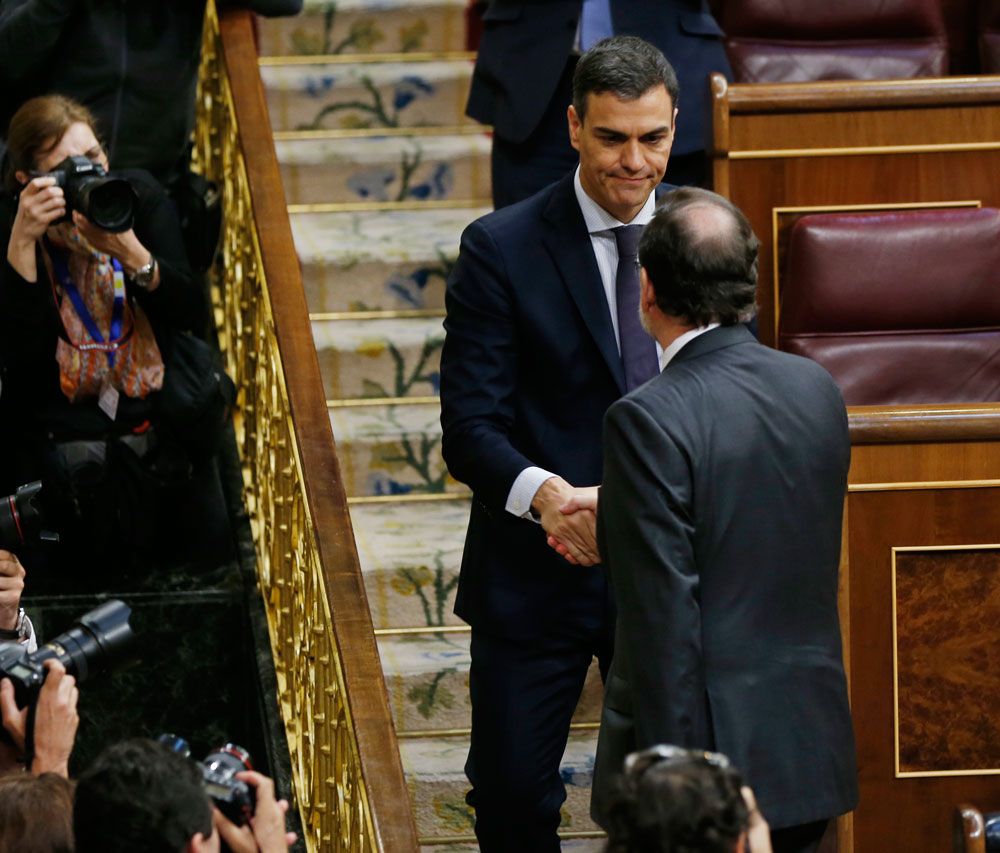 Diferencias abismales con... no importa quiénes o qué país. Terminó, Rajoy es destituído y su primera acción es es ir a felicitar a Pedro Sánchez. Foto: AP.