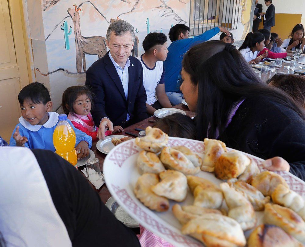 Empanadas salteñas. Mauricio Macri visitó un comedor y allí fue convidado. Foto: NA.&nbsp;