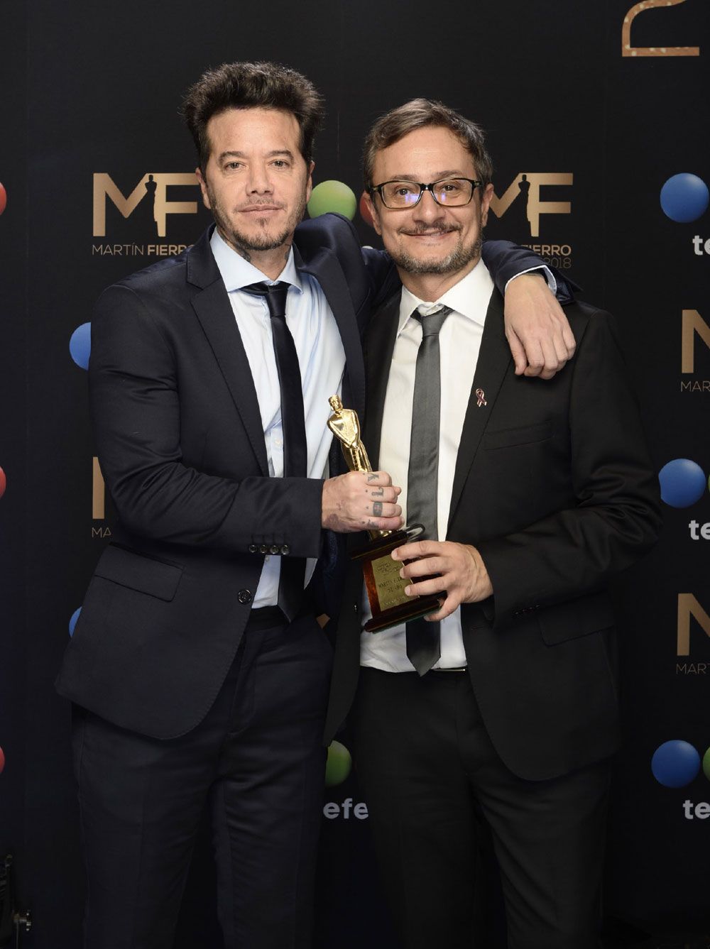 La ficción Un gallo para Esculapio obtuvo el Martín Fierro  de Oro para coronar el amplio dominio entre las propuestas de la TV 2017  distinguidas por la Asociación de Periodistas de la Televisión y la  Radiofonía Argentinas (APTRA). Sebastián Ortega (Izquierda) es uno de los  productores.&nbsp;Foto: Télam.&nbsp;