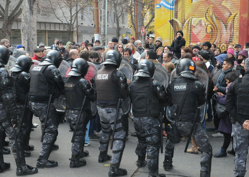 Tensión. Los educadores fueron rodados por la fuerza de choque de la Policía. Foto: Luis Amieva / Diario UNO.&nbsp;