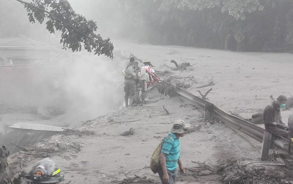 Desastre. Tras la explosión del Volcán de Fuego bajó por la ladera el flujo piroclástico matando y destruyendo todo a su paso. Foto: AP.
