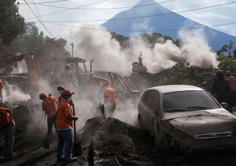 Esfuerzos. Los rescatistas buscan los cuerpos de las personas desaparecidas tras la erupción del volcán de Fuego en Guatemala. Foto: AP.