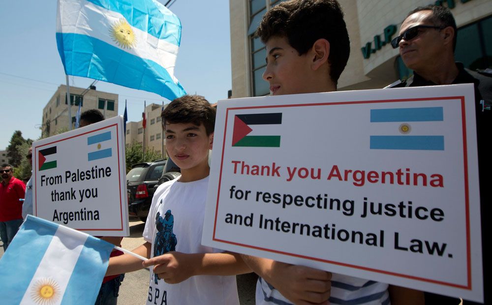 Mensaje. Niños palestinos expresaron su agradecimiento a Argentina por no ir a jugar a Jerusalén. Foto: AFP vía NA.&nbsp;