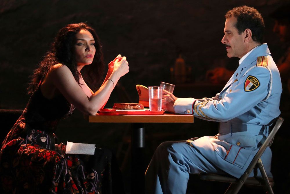 Katrina Lenk y Tony Shalhoub de The Bands Visit actuaron en los Tony. Foto: AP.