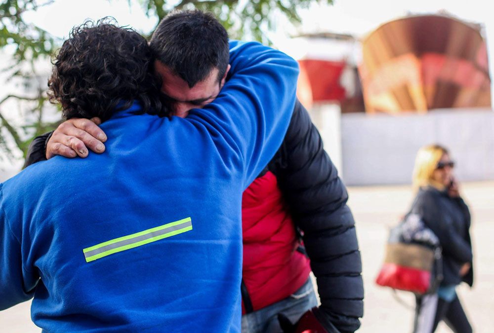 Angustia. Familiares de los tripulantes esperan buenas noticias.