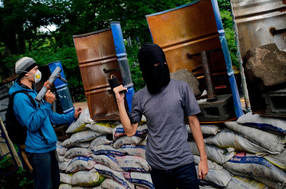 Manifestaciones. Jóvenes defienden con morteros caseros las barricadas.