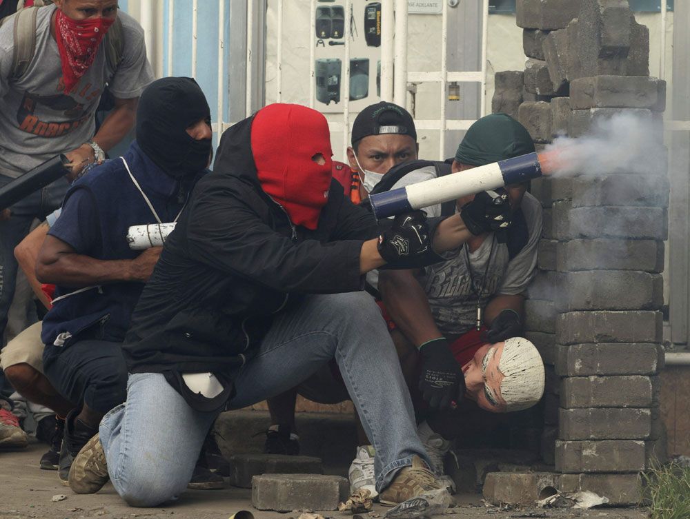 Resistencia. Encapuchados desafían a la policía con morteros caseros. Foto: AP.