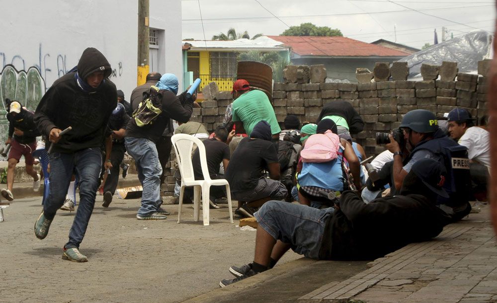 Resistencia. Residentes de la ciudad nicaragüense de Masaya hacen frente a fuerzas del gobierno de Ortega. Foto: AP.