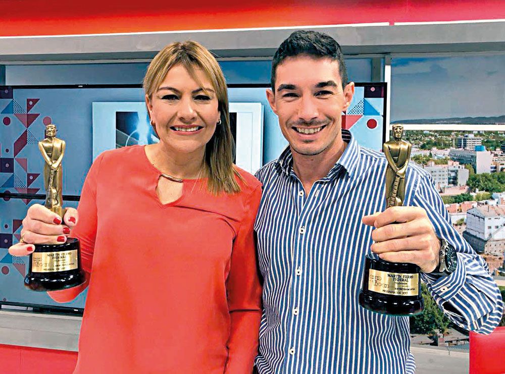 Navarro y Agustín Neglia posan con sus premios.&nbsp; 