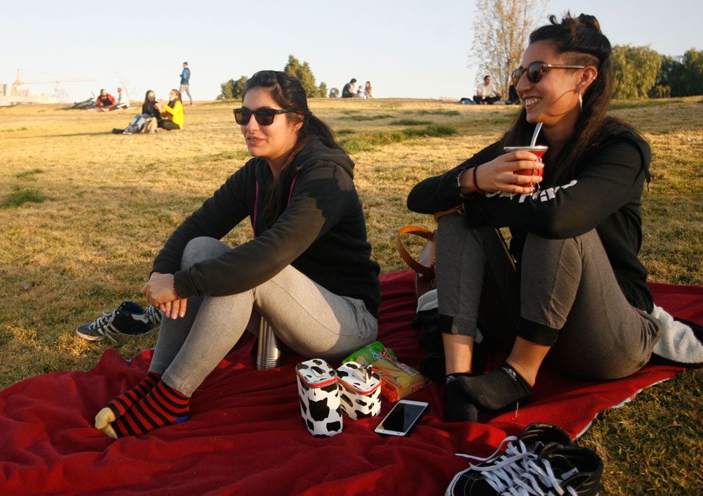 Parque Central. Gilda y Sofía Gutiérrez, disfrutando del sol y del mate, ayer a la tarde. Foto: Fernando Martínez / Diario UNO.&nbsp;