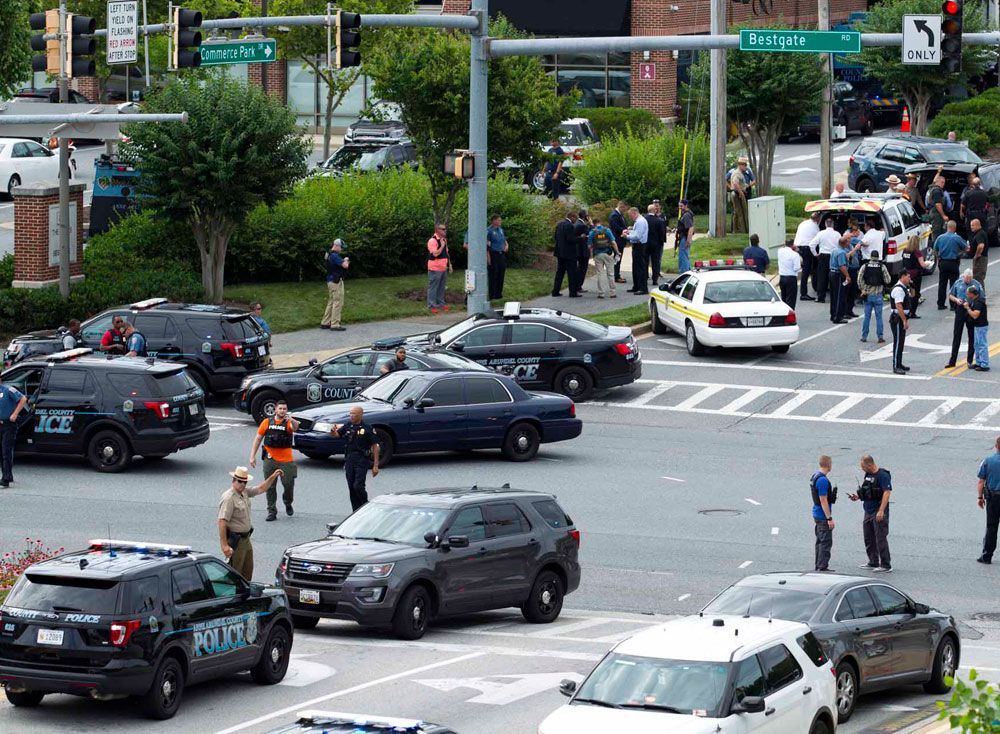 Atacante. Las fuerzas de seguridad de Maryland rodean la zona donde ocurrió el tiroteo. Foto: AP.