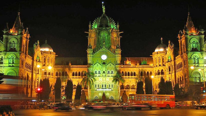 Arquitectura gótica de la fachada de la Estación Victoria, Bombay, India                                                       /                                             wikipedia.org / Sebastianjude / CC BY-SA 3.0