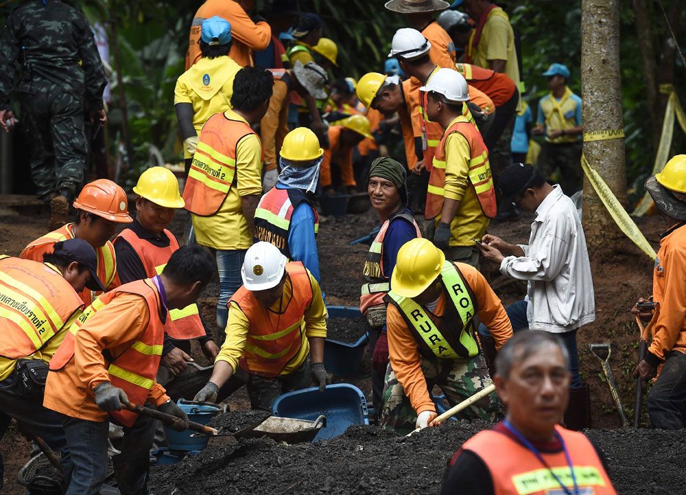 Los socorristas preparan la zona para la evacuación. Foto: AP.
