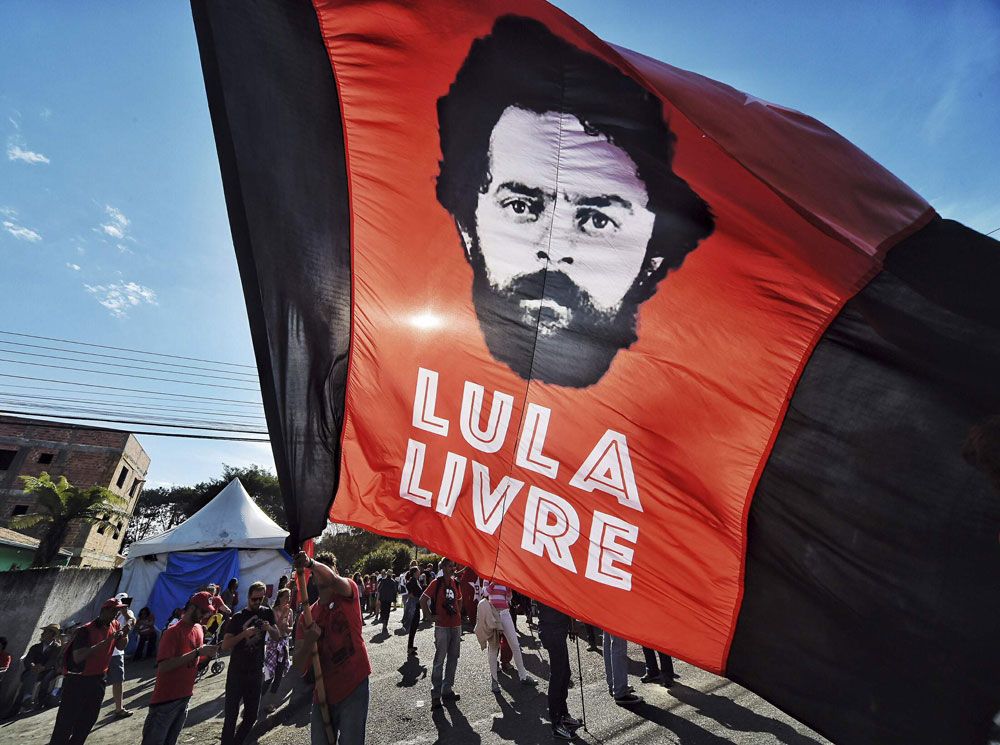 Curitiba. Unos 500 manifestantes se concentraron ayer con banderas de Lula libre en las puertas de la sede policial. La Corte decidirá la suerte del líder sindical. Foto: AP.