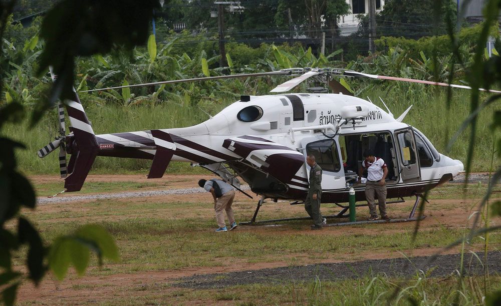 Listo. Un helicóptero espera instrucciones cerca de la caverna. Foto: AP.