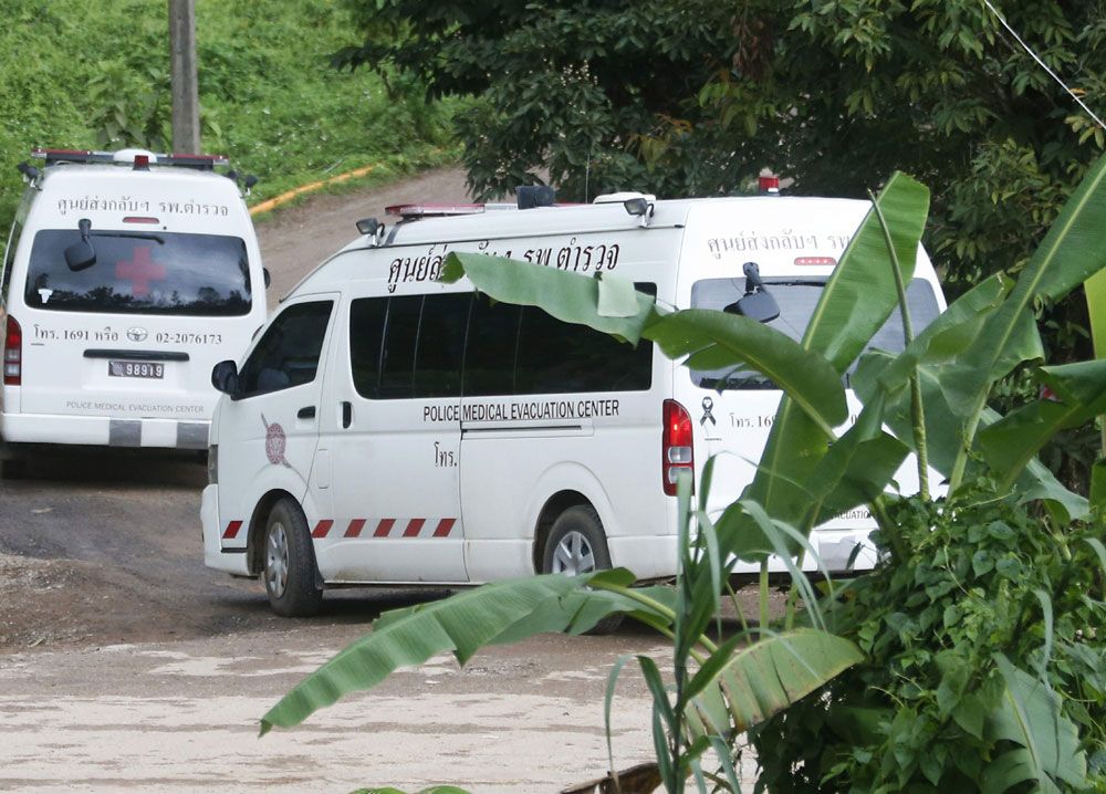 Refuerzos. Dos ambulancias llegan cerca de la cueva a la espera de la tercera evacuación, a cargo del mismo equipo. Foto: AP.