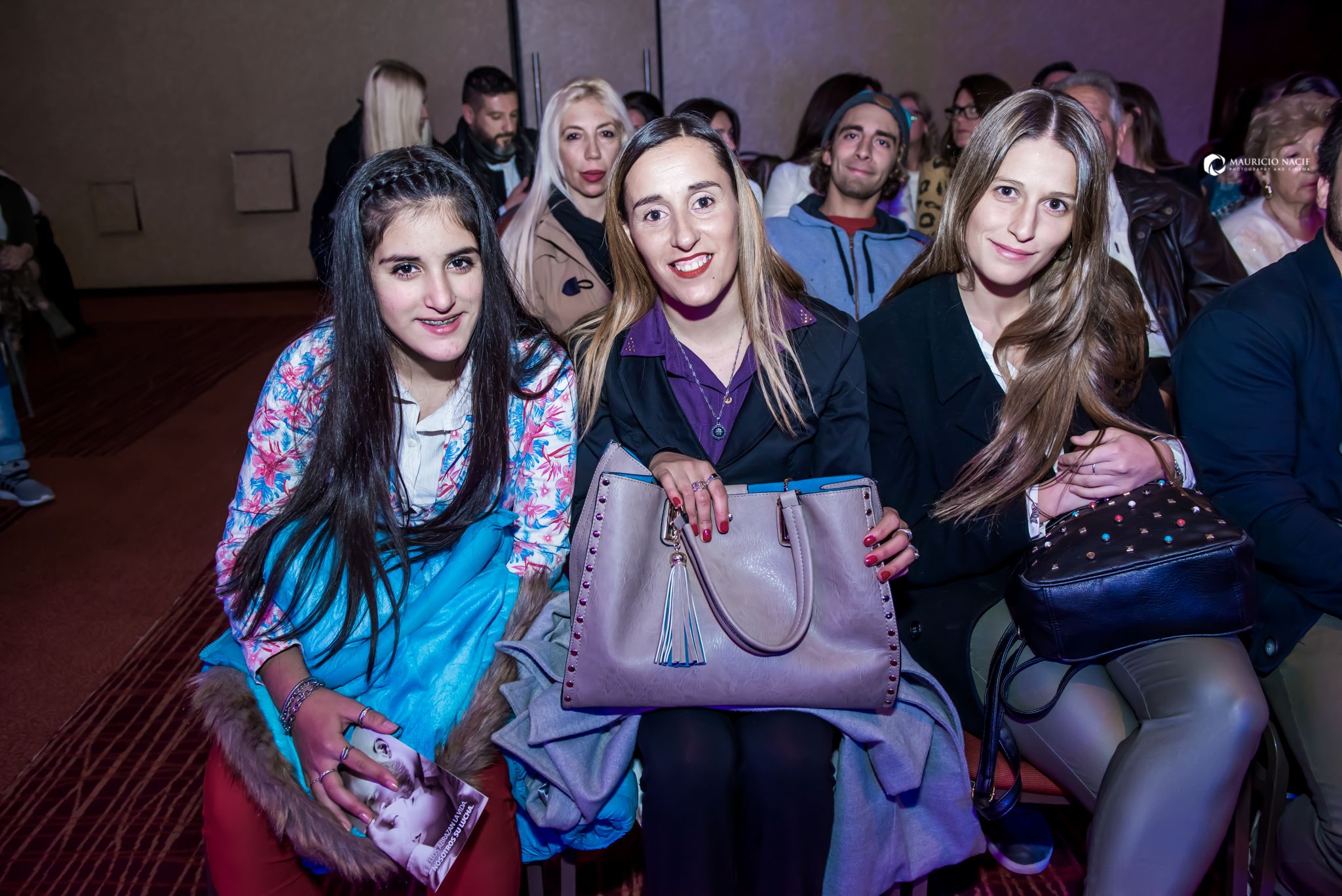 Tres amigas que disfrutaron el desfile en primera fila.
