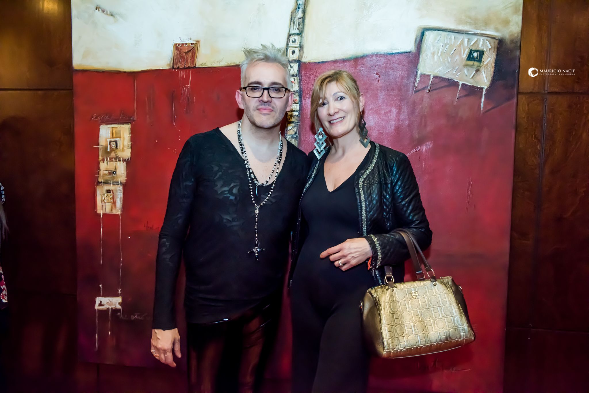 El diseñador Alejandro Ferraro y la organizadora del desfile solidario, Susana Fernández.