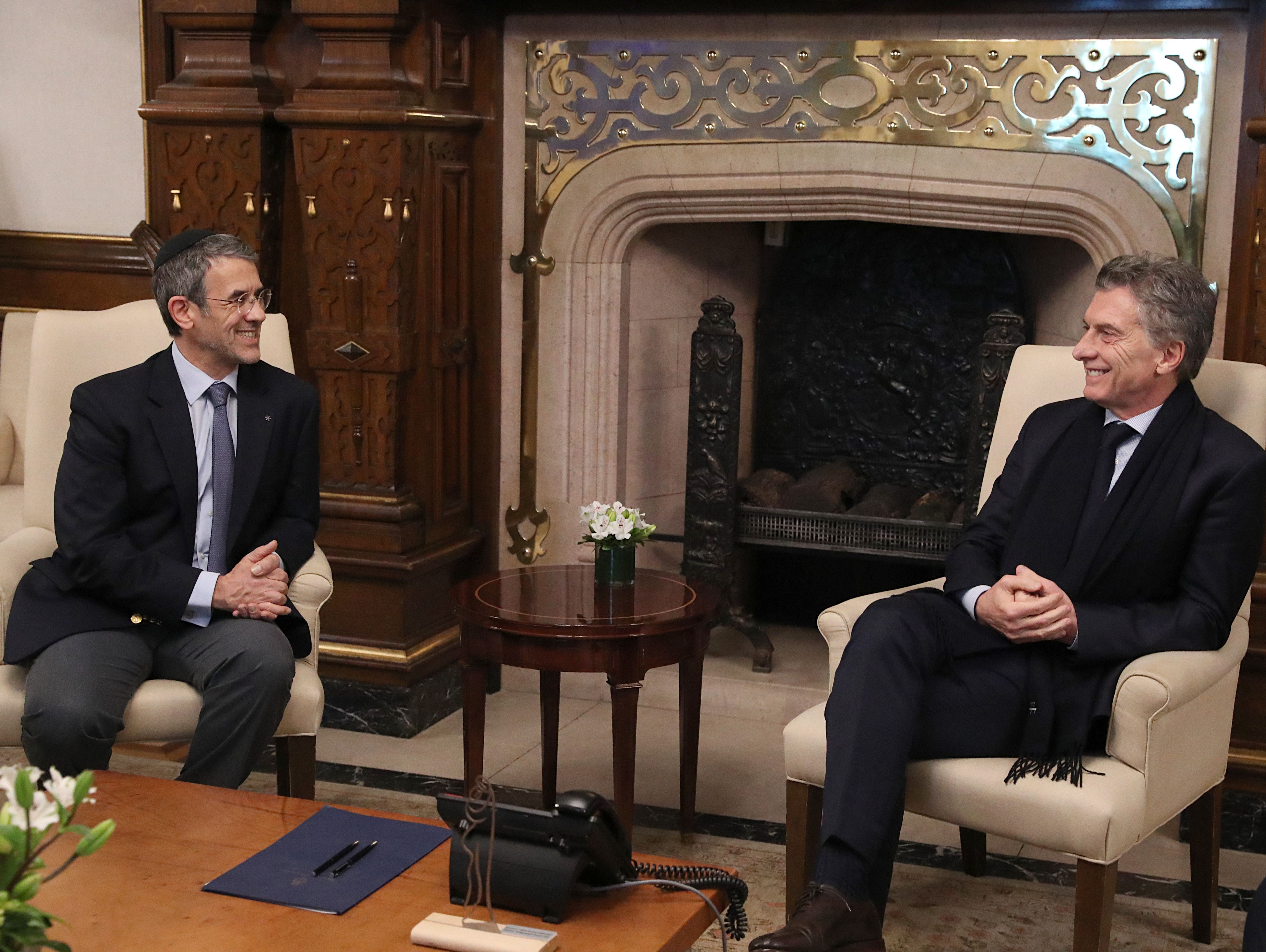 El presidente argentino, Mauricio Macri, habla con el titular de la Asociación Mutual Israelita Argentina (AMIA), Agustín Zbar, durante el encuentro en su despacho de la Casa de Gobierno, con motivo del 24° aniversario del atentado terrorista contra la sede de la entidad en Buenos Aires.