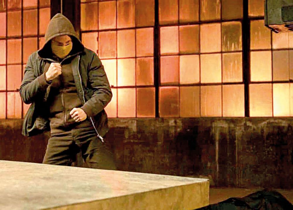 Las primera imágenes de esta serie las subió Danny Rand a su instagram y se lo puede ver yendo tras algo. Podemos verle con una chaqueta verde con capucha y un pañuelo tapando parte de su cara.